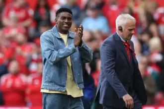 Taiwo Awoniyi receives guard of honour during Nottingham Forest farewell