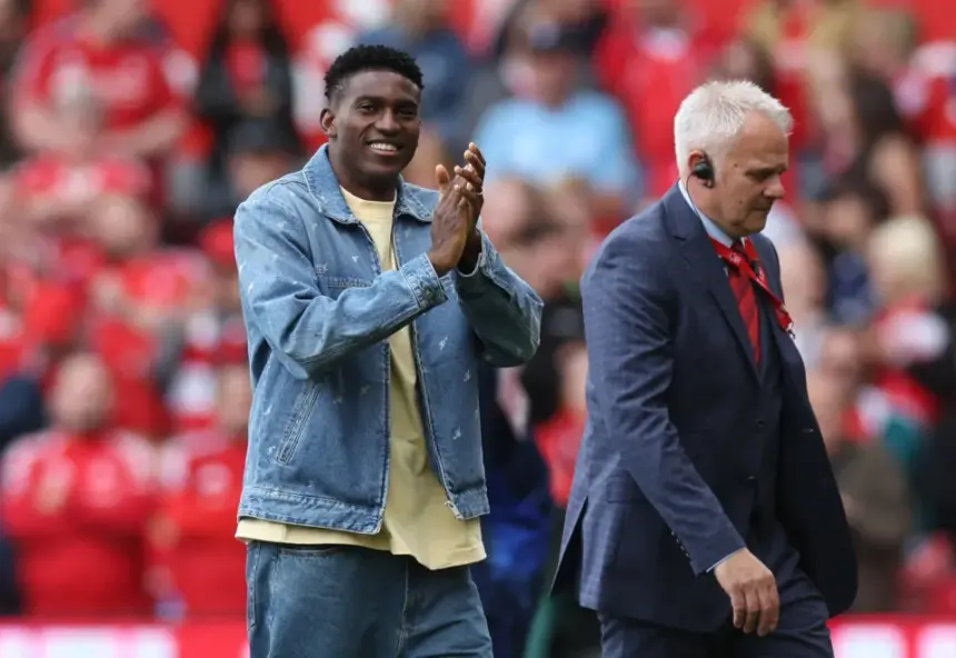 Taiwo Awoniyi receives guard of honour during Nottingham Forest farewell