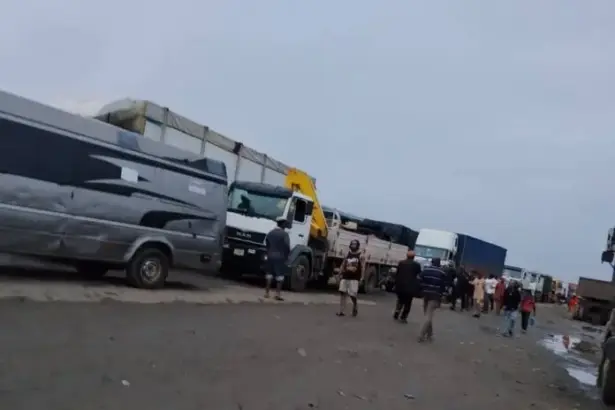 Vehicles trapped in massive gridlock along the damaged Benin-Agbor Road in Edo State