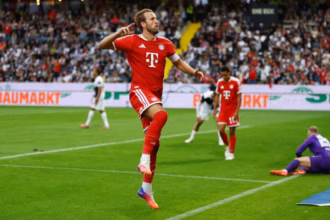 Harry Kane celebrating his winning goal for Bayern Munich against Elversberg